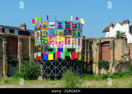 Folkestone, Regno Unito. 20 luglio 2021. 'Flock of Seagulls Bag of Stolen Chips', 2021, di Morag Myerscough. Anteprima della mostra Plot, la quinta Triennale di Creative Folkestone. Folkestone non ha una galleria d'arte sovvenzionata pubblicamente, quindi artisti rinomati sono stati invitati a utilizzare gli spazi pubblici per creare nuove opere d'arte nella città balneare. Oltre 20 opere sono in mostra dal 22 luglio al 2 novembre 2021. Credit: Stephen Chung / Alamy Live News Foto Stock