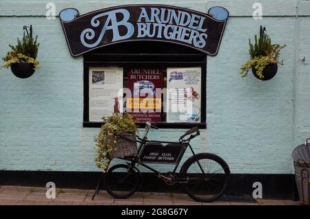 Macellaio locale ad Arundel, West Sussex, Regno Unito. Foto Stock