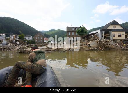 Rech, Germania. 20 luglio 2021. Il ponte della valle dell'Ahr a Rech è totalmente distrutto dall'alluvione. Al momento è possibile attraversare il fiume Ahr solo con la barca gonfiabile della Bundeswehr. Un ponte temporaneo è in costruzione. Credit: Thomas Frey/dpa/Alamy Live News Foto Stock