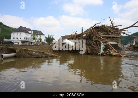 Rech, Germania. 20 luglio 2021. Il ponte Aurtal di Rech è totalmente distrutto dall'alluvione. Credit: Thomas Frey/dpa/Alamy Live News Foto Stock