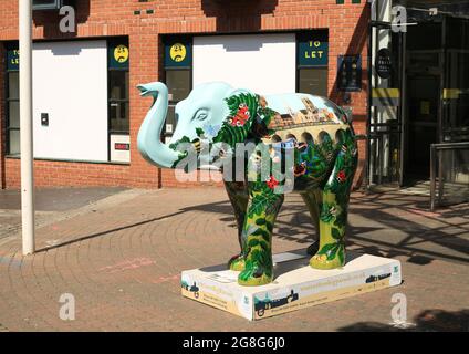 Scultura di Elefante decorata, parte della grande sfilata di Worcester durante l'estate del 2021. Foto Stock