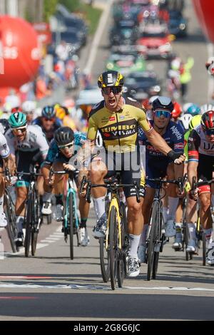 L'olandese Dylan Groenewegen del Team Jumbo-Visma festeggia dopo aver vinto la prima tappa della gara ciclistica Tour De Wallonie, a 185,7 km da Genappe a lui Foto Stock