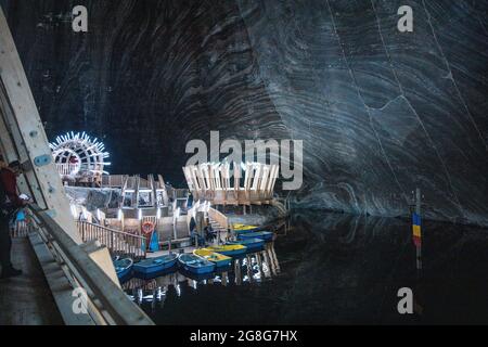 Belle luci e vista all'interno della miniera di sale Turda a Turda, Cluj, Romania Foto Stock