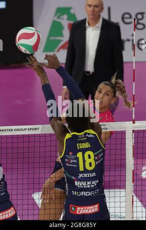 VASILEVA ELITSA (NOVARA) CONTRO EGONU PAOLA (CONEGLIANO)IMOCO VOLLEY CONEGLIANO - IGOR GORGONZOLA NOVARA PALLAVOLO SUPERCOPPA ITALIANA A1-F 2019-2020 MILANO 16-11-2019 FOTO FILIPPO RUBIN / LVF Foto Stock