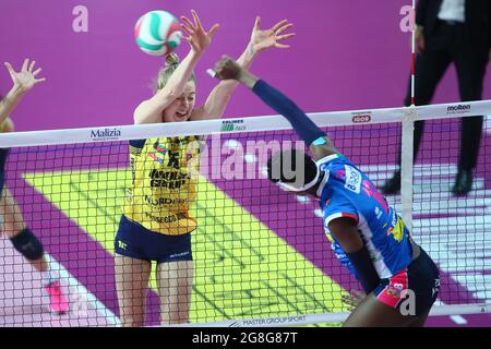 HILL KIMBERLY CONTRO EGONU PAOLAIGOR GORGONZOLA NOVARA - IMOCO VOLLEY CONEGLIANO CAMPIONE ITALIANO PALLAVOLO SERIE A1-F 2017-2018 NOVARA 09-12-2017 FOTO FILIPPO RUBIN / LVF Foto Stock