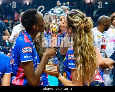 18-05-2019 GER: CEV CL Super Finals Igor Gorgonzola Novara - Imoco Volley Conegliano, BerlinIgor Gorgonzola Novara Take women's title! Novara WIN 3-1 / Paola Ogechi Egonu 18 di Igor Gorgonzola Novara, Cristina Chirichella 10 di Igor Gorgonzola Novara FOTO RUBIN / HOOGENDOORN ***SOLO ITALIA*** Foto Stock