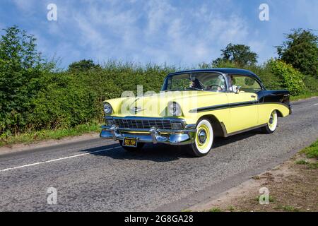 1956 50s Yellow American Chevrolet Chevy GMC Bel-Air 4300cc benzina 2dr coupé lungo il tragitto per Capesthorne Hall classica mostra di luglio, Cheshire, Regno Unito Foto Stock