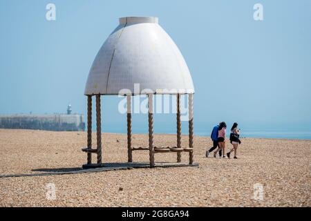 Folkestone, Regno Unito. 20 luglio 2021. UK Weather - 'Jelly Mold Pavilion', 2017. Le persone sulla spiaggia di ciottoli godono del sole a Folkestone. L'onda di calore continua con le temperature nella parte superiore 20sC. Credit: Stephen Chung / Alamy Live News Foto Stock