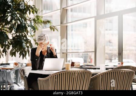 Avrei dovuto ordinare un'aspirina con quel caffè Foto Stock