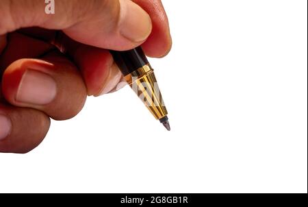 Scrittura con la mano sinistra con una penna d'oro, a fuoco basso, isolata su sfondo bianco Foto Stock