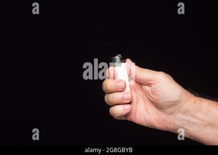 Bianco più chiaro su sfondo nero, nel palmo della mano di un adulto Foto Stock