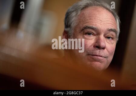 Il senatore Tim Kaine (D-VA) parla durante un'audizione del Comitato per la Salute, l'Educazione, il lavoro e le pensioni del Senato presso il Dirksen Senate Office Building di Washington, DC, USA, martedì 20 luglio, 2021. Foto di Stefani Reynolds/piscina/ABACAPRESS.COM Foto Stock