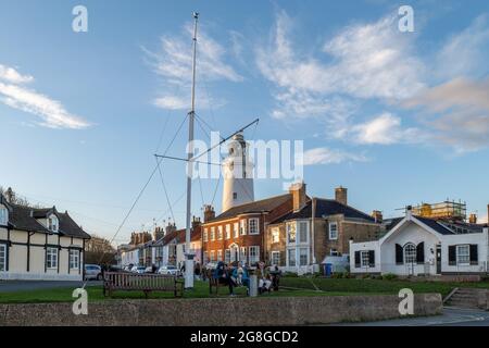 Southwold, Regno Unito - 26 ottobre 2020: Una vista di Southwold, Suffolk UK faro costiera al tramonto in una fredda serata d'autunno, guardando verso Sizewell Powe Foto Stock