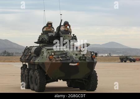 USMC Light Armored Vehicle (LAV) presso MCAS Miramar a San Diego, California Foto Stock