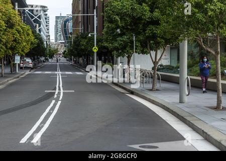 Sydney, Australia. Martedì 20 luglio 2021.viste generali di Barangaroo e scene di strada vuote.nuove restrizioni imposte hanno fermato tutti i lavori di costruzione a Sydney fino almeno al 30 luglio a causa della variante Delta altamente infettiva di Covid-19.Credit: Paul Lovelace/Alamy Live News Foto Stock