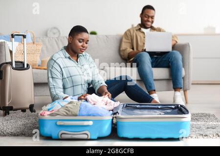 Valigia Black Family Packing e biglietti di prenotazione per viaggi all'interno Foto Stock