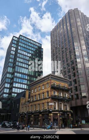 L'Albert Pub in Victoria Street. Fu costruito nel 1862 e sopravvisse al Blitz e fu oggetto di una grande risviluppo, ed è ora circondato da grattacieli. Foto Stock