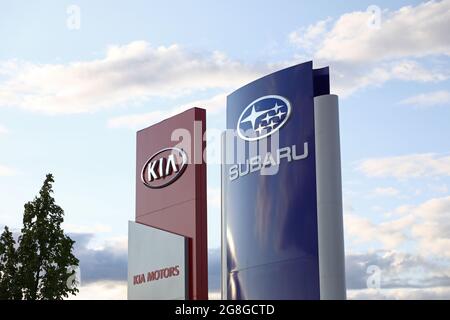 Kia Motors e la concessionaria di automobili Subaru in una città. Foto Stock