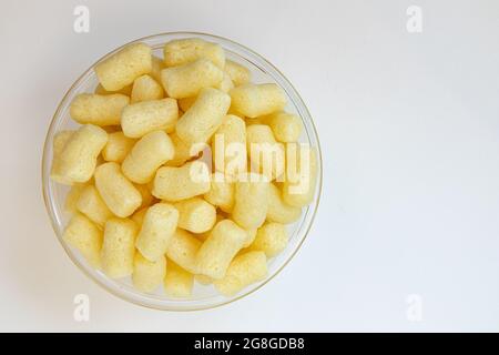 bastoncini di mais dolce in recipiente con ampio spazio per il testo isolato su sfondo bianco, vista dall'alto Foto Stock