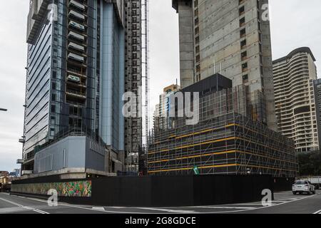 Sydney, Australia. Martedì 20 luglio 2021.viste generali di Barangaroo e scene di strada vuote.nuove restrizioni imposte hanno fermato tutti i lavori di costruzione a Sydney fino almeno al 30 luglio a causa della variante Delta altamente infettiva di Covid-19.Credit: Paul Lovelace/Alamy Live News Foto Stock