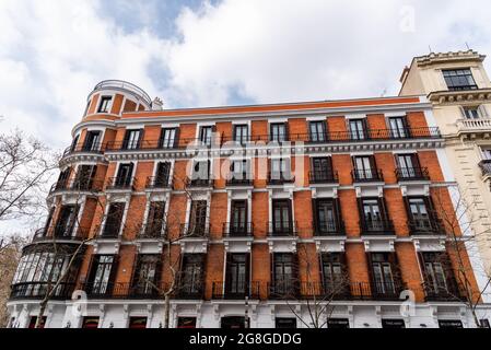 Madrid, Spagna - 7 marzo 2021: Via Serrano nel quartiere di Salamanca vicino a Plaza de la Independencia. Salamanca è ben nota per essere una delle wealt Foto Stock