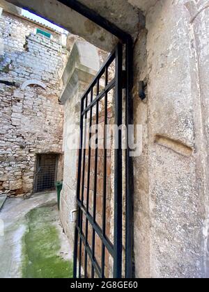 Portale di una casa nell'ex ghetto ebraico di Spalato, Croazia (all'interno del Palazzo di Diocleziano) con fillister in pietra visibile, un tempo un contenitore di mezuzah Foto Stock