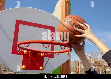 teenager che tiene la palla per rendere la slam ubriaco Foto Stock