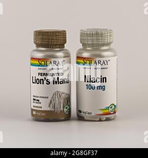 capsule di creme di leone e capsule di niacina nel vaso. supplemento dietetico foto editoriale Foto Stock