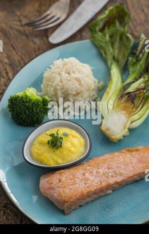 salmone grigliato con broccoli e riso Foto Stock