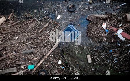 Essen, Germania. 20 luglio 2021. Flotham si lava al Baldeneysee Weir di Essen. I danni ambientali causati dalle inondazioni nella Renania settentrionale-Vestfalia non possono ancora essere stimati. Credit: Fabian Strauch/dpa/Alamy Live News Foto Stock