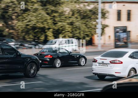Ucraina, Kiev - 16 luglio 2021: Auto BMW Z4 nera in movimento per strada. Editoriale Foto Stock