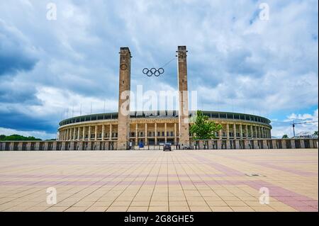 Berlino, Germania - 27 maggio 2021: Vista panoramica esterna dello Stadio Olimpico di Berlino con un bel cielo, sullo sfondo di una cartolina con spaces libero Foto Stock