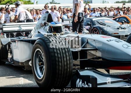 McLaren MP4/13 Grand Prix, vettura da corsa di Formula 1 all'evento Goodwood Festival of Speed, Regno Unito, che parte dall'area di assemblaggio fino alla salita Foto Stock