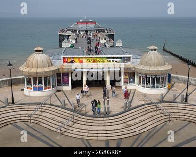 Vista verso il basso sull'ingresso anteriore del molo Cromer sulla costa nord del Norfolk nel Regno Unito Foto Stock