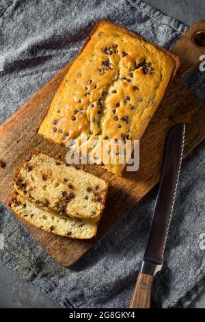 Pane fatto in casa dolce al cioccolato con chip in una padella Foto Stock