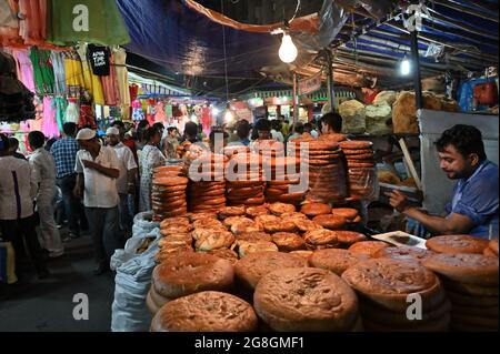 KOLKATA, BENGALA OCCIDENTALE, INDIA - MAGGIO 27 2019 : pane fresco di varie dimensioni sono accatastati per la vendita come cibo di strada in via Zakaria. Foto Stock