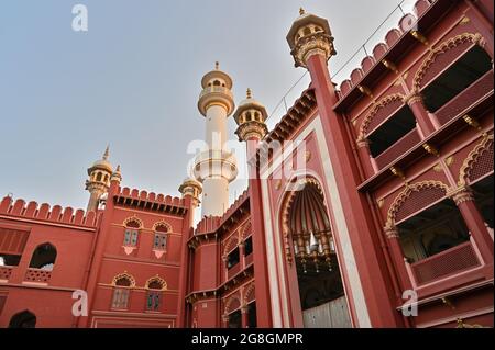 Bella architettura rossa coulured di Nakhoda Mashid nel centro di Kolkata. Questo luogo è famoso per la riunione della comunità musulmana per la celebrazione dell'Eid. Foto Stock