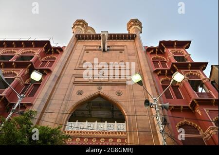 Bella architettura rossa coulured di Nakhoda Mashid nel centro di Kolkata. Questo luogo è famoso per la riunione della comunità musulmana per la celebrazione dell'Eid., Foto Stock