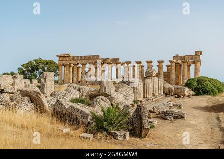 Il Tempio di Hera al Parco Archeologico di Selinunte, Sicilia, Italia. Rovine di edifici residenziali e commerciali nell'antica città greca di Selino. Foto Stock