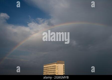 Londra, Regno Unito. 20 luglio 2021. Regno Unito Meteo: Un enorme arcobaleno si rompe su Londra est mentre una breve tempesta pomeridiana scompare durante l'ondata di caldo della città. Credit: Guy Corbishley/Alamy Live News Foto Stock