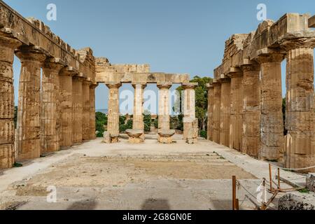 Il Tempio di Hera al Parco Archeologico di Selinunte, Sicilia, Italia. Rovine di edifici residenziali e commerciali nell'antica città greca di Selino. Foto Stock