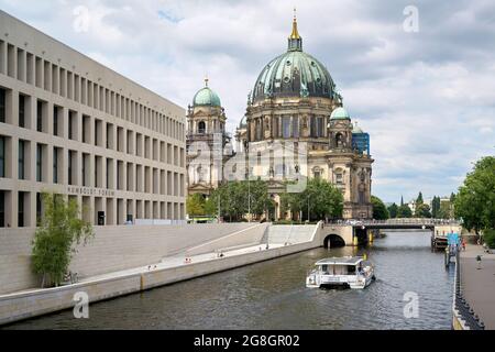 Fiume Sprea a Berlino con Humboldt Forum (Stadtschloss) di recente costruzione e la storica Cattedrale di Berlino Foto Stock