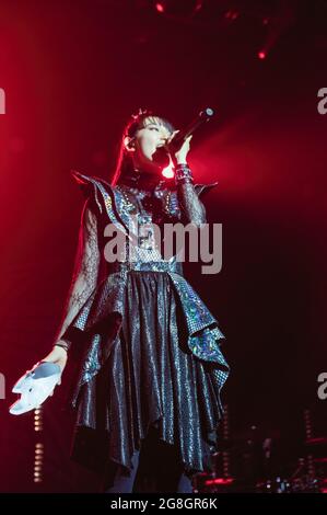 La band giapponese di kawaii metal BabyMetal vive in concerto alla Brixton Academy di Londra Foto Stock