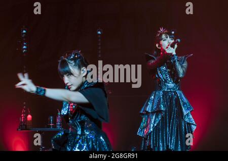 La band giapponese di kawaii metal BabyMetal vive in concerto alla Brixton Academy di Londra Foto Stock