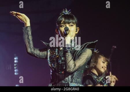 La band giapponese di kawaii metal BabyMetal vive in concerto alla Brixton Academy di Londra Foto Stock