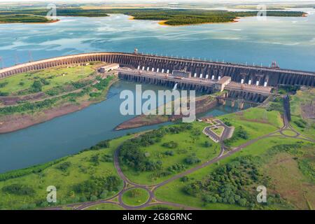 Vista aerea della diga idroelettrica di Itaipu sul fiume Parana. Foto Stock