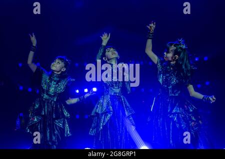 La band giapponese di kawaii metal BabyMetal vive in concerto alla Brixton Academy di Londra Foto Stock