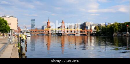 Berlino, Germania, 28 giugno 2021, vista sul fiume Sprea fino al ponte Oberbaum che collega Kreuzberg e Friedrichshain. Foto Stock