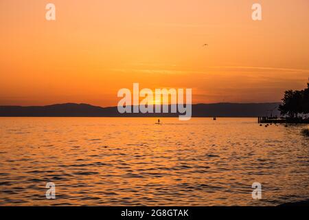 Bellissimo tramonto arancione sul Lago di Ginevra a Vevey, Svizzera Foto Stock