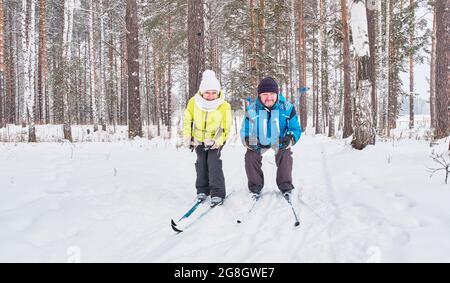 La coppia anziana felice è sci di fondo nella foresta innevata Foto Stock